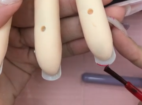 ジェルネイル技能検定試験にてカラーポリッシュをエッジに塗るイメージ画像