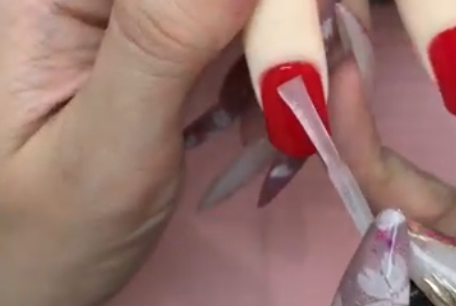 ジェルネイル技能検定試験にてトップコートを塗るイメージ画像