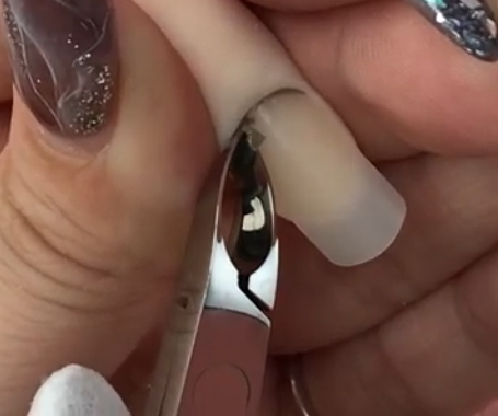 ニッパーで甘皮を処理している画像