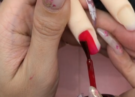 ジェルネイル技能検定試験にてカラーポリッシュを塗るイメージ画像