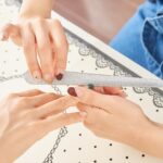 ネイルをファイリングしている画像