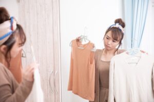 ネイル検定の服装に迷う女性の画像