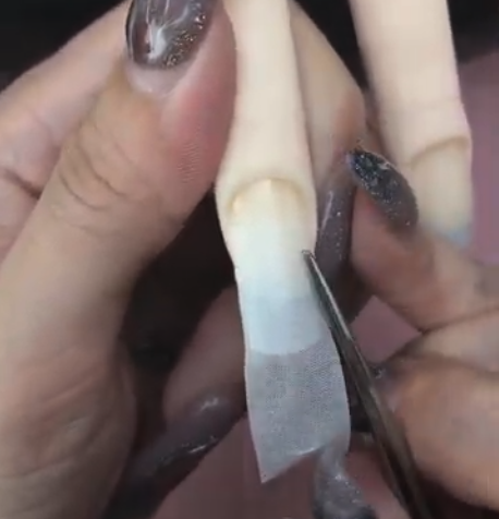 シルクを貼り付けている様子