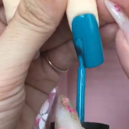 アートチップにポリッシュを塗布する様子