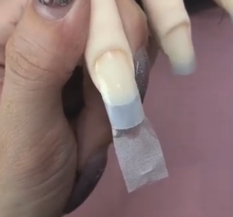 アクティベーターを噴霧している様子