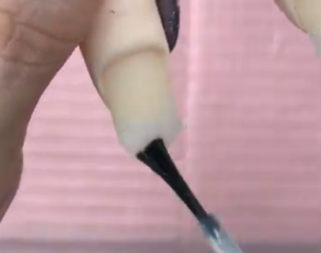 ベースコートを塗布する様子