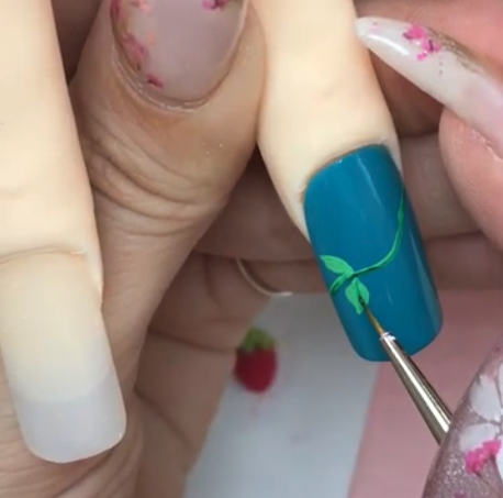 フラットアートを施す様子