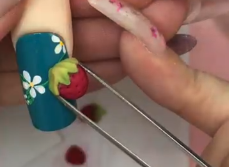 作った3Dアートを接着する様子