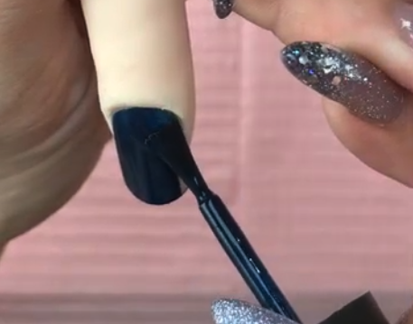 カラーポリッシュを塗布する様子