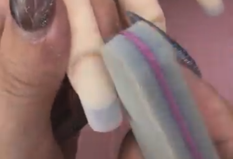 チップ&ラップした爪にツ出しをしている様子