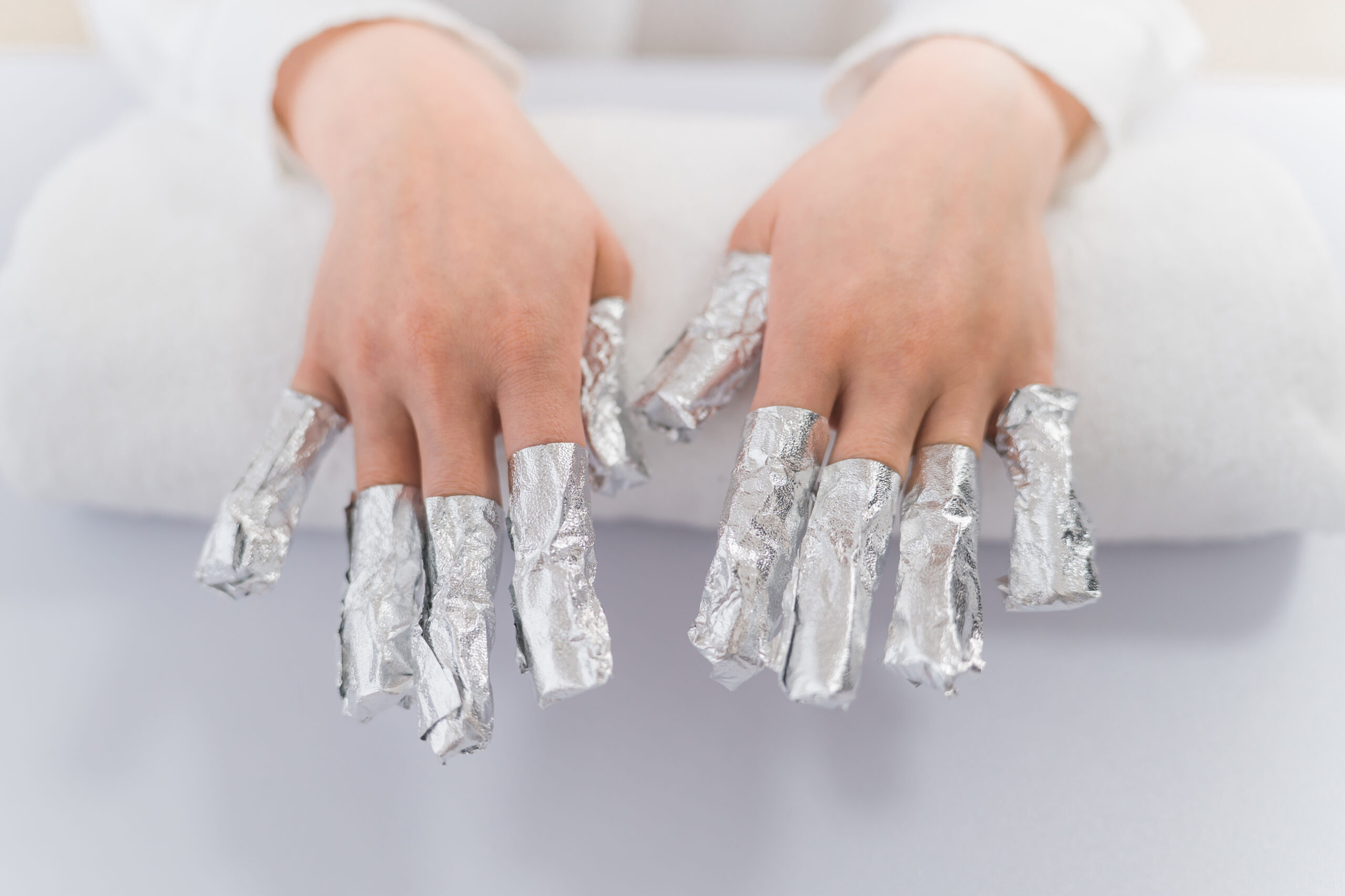 ジェルネイルをオフしている様子