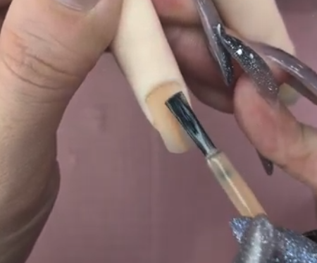 カラーポリッシュ塗布の様子