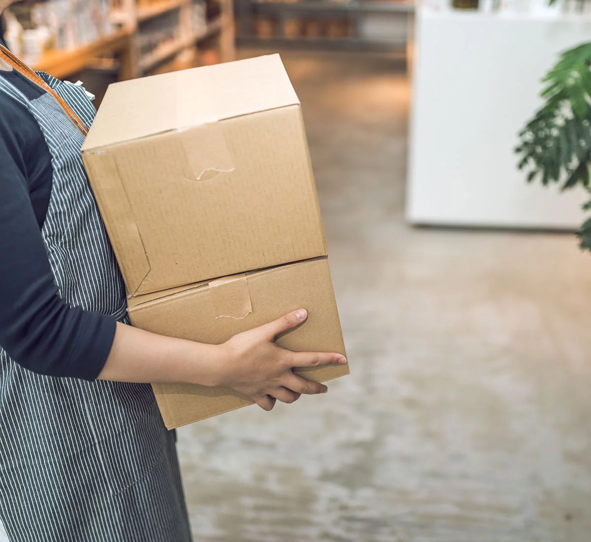 ダンボールを持つネイリストの画像