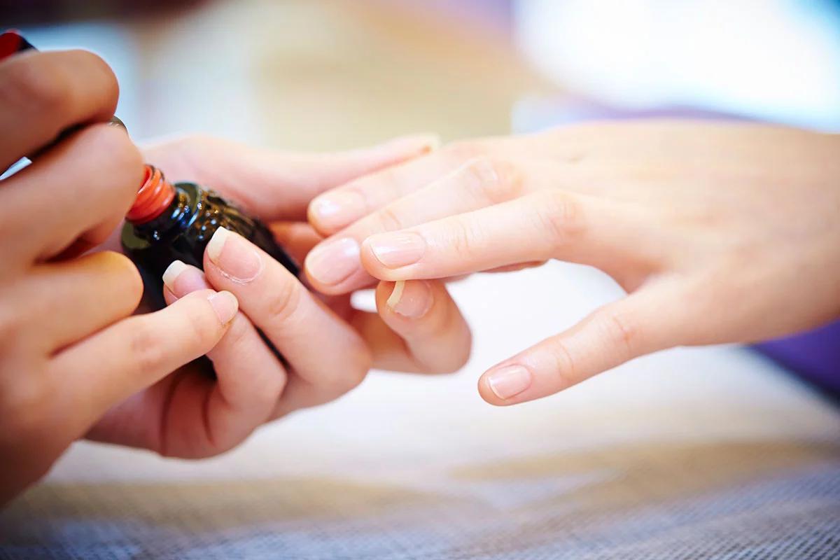 ポリッシュを塗る手元の画像