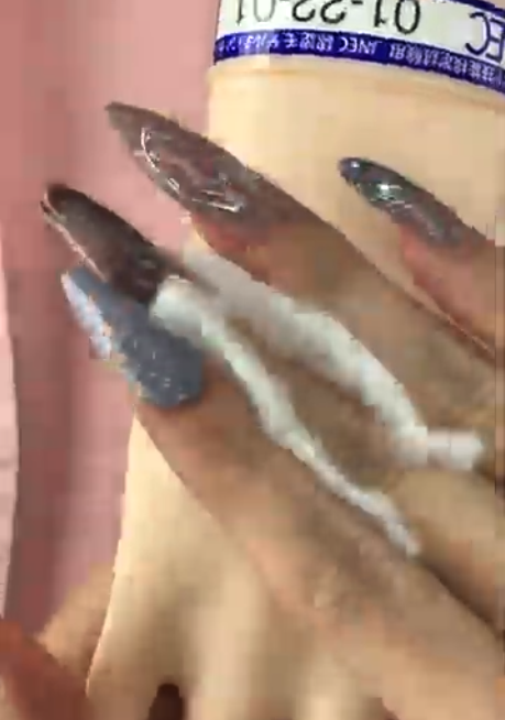 モデルハンドに擦式清拭消毒をしている様子