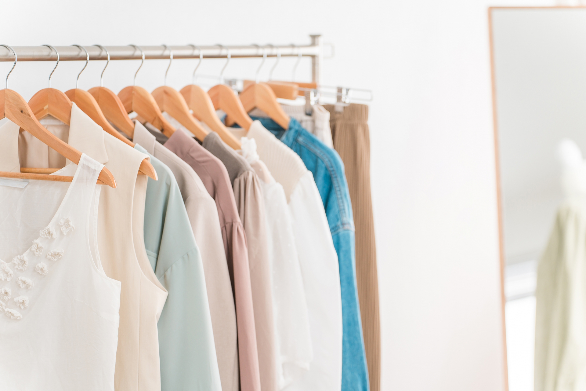 たくさんの洋服が掛かっている画像