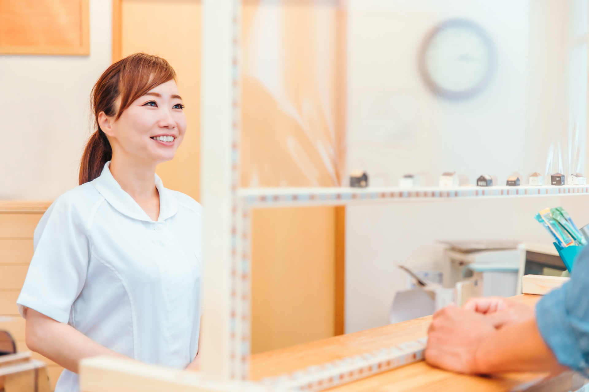 子育て中に資格を持って働く女性のイメージ画像