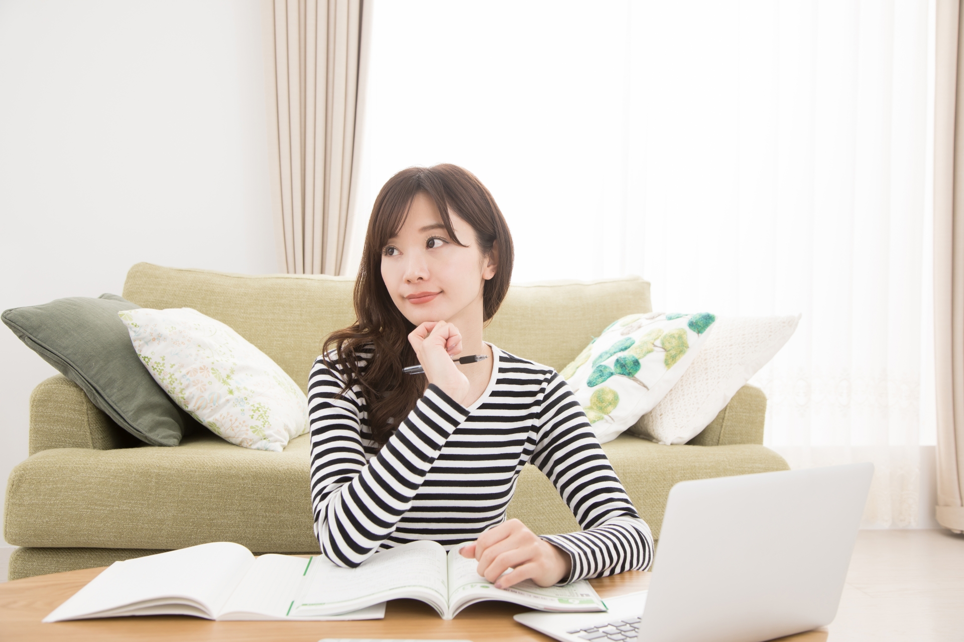 ネイル検定の勉強をしている女性の画像