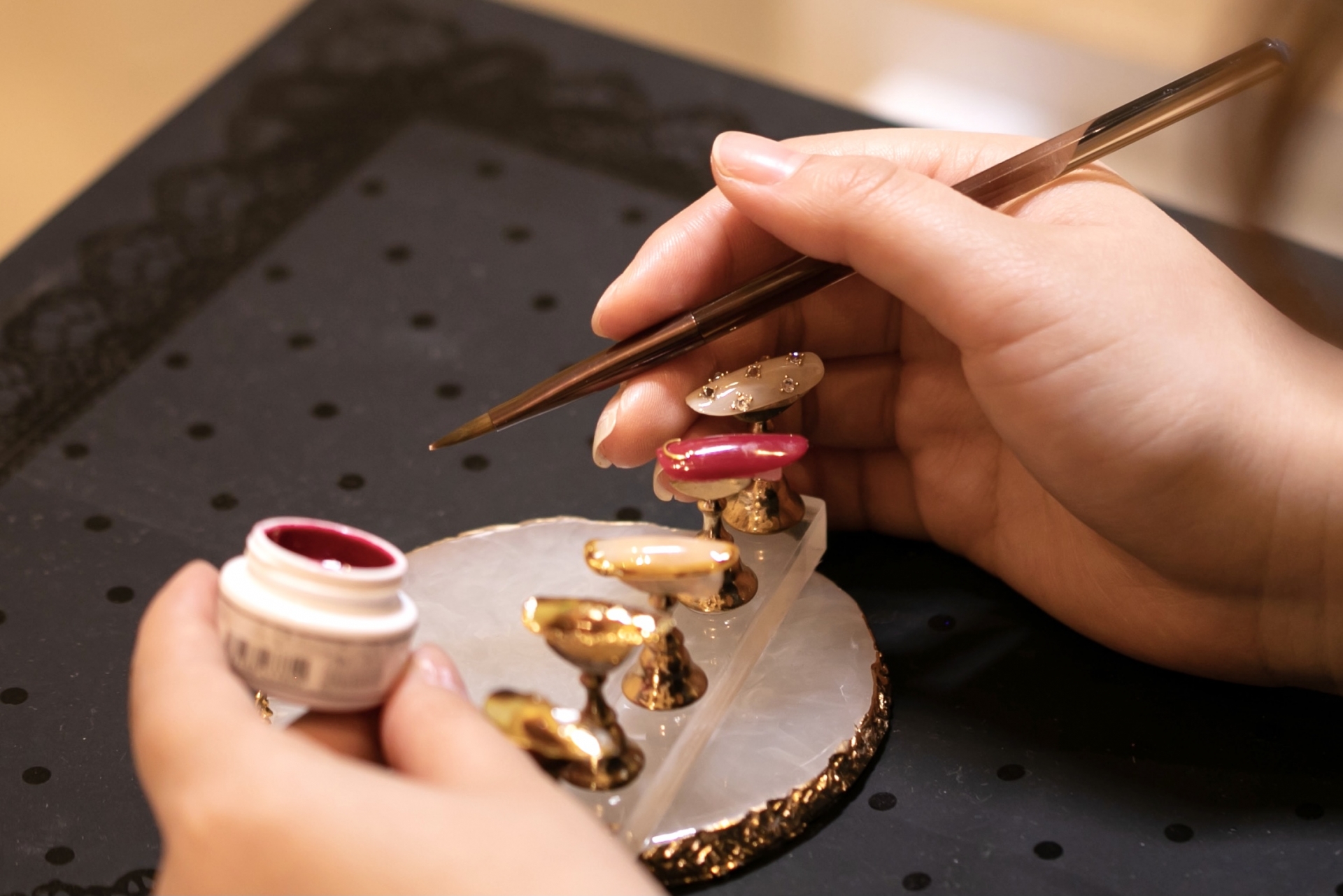 ネイルチップを制作している画像
