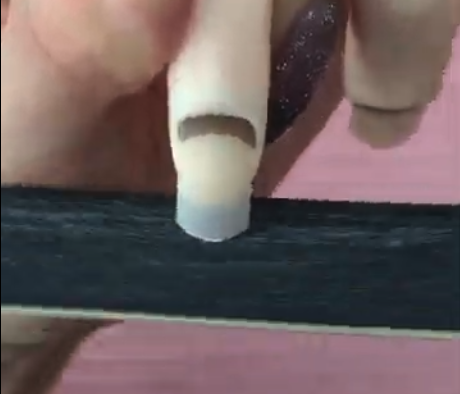 右手のファイリングをしている様子