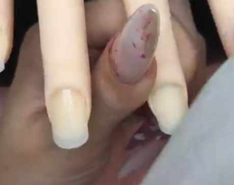 モデルハンドにサンディングをしている様子