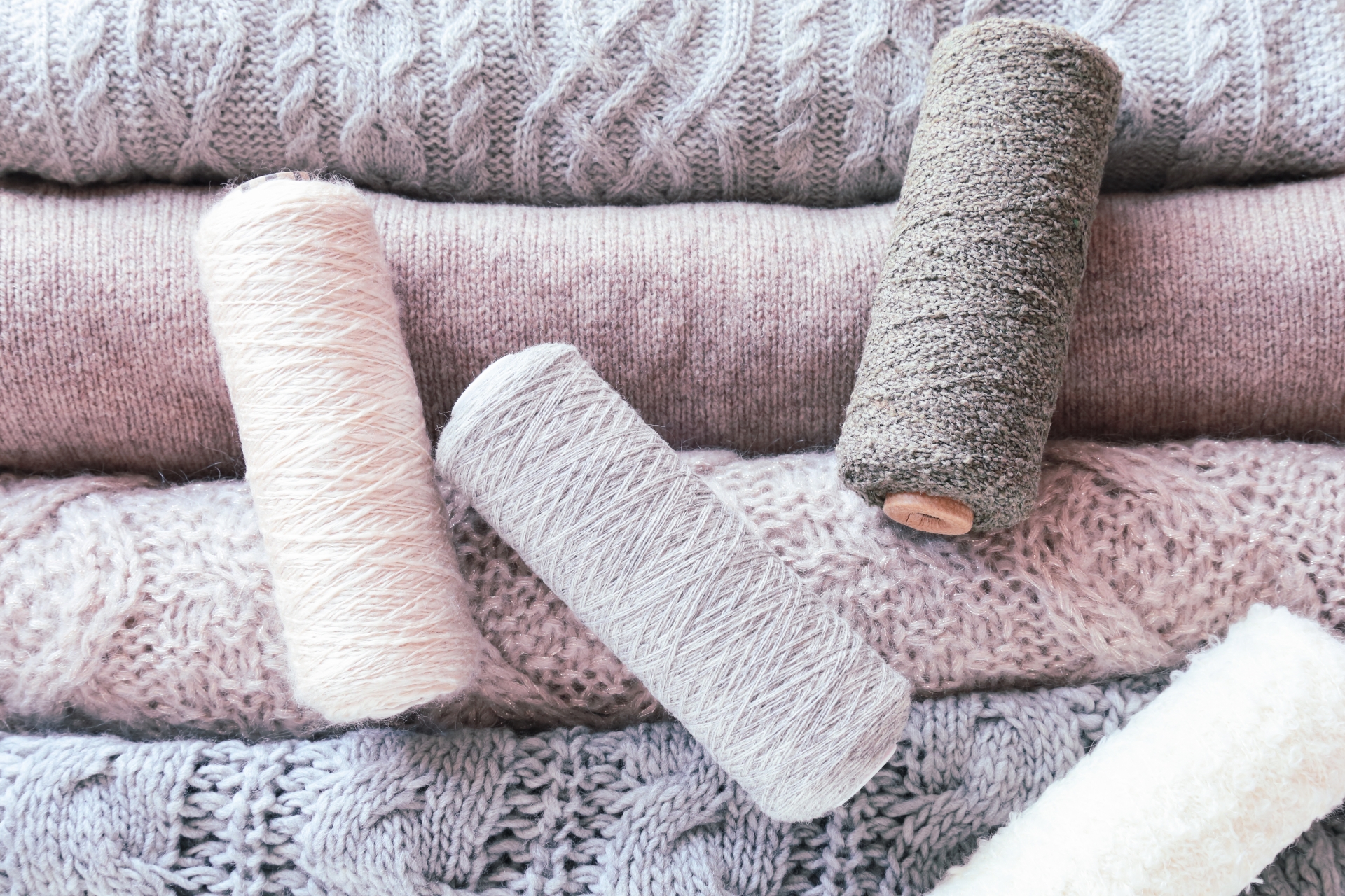 ニット素材と毛糸が並ぶ画像