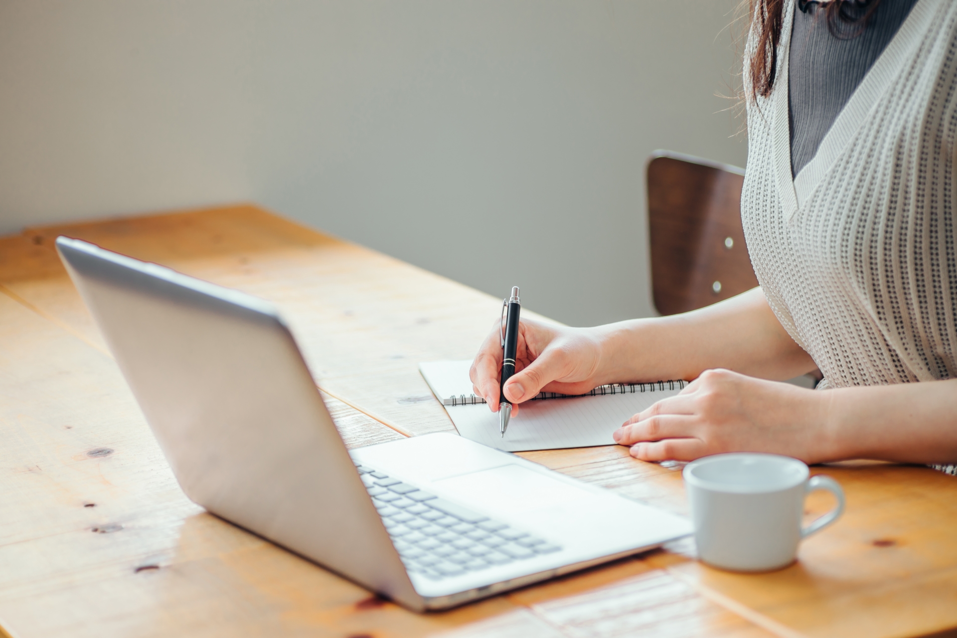 育児をしながら自宅で資格勉強をするイメージ画像