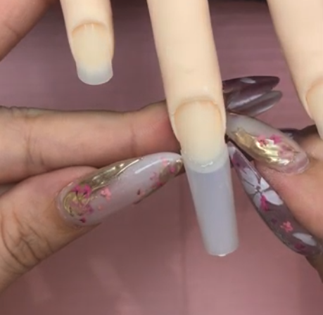 ネイルチップの装着を行っている様子