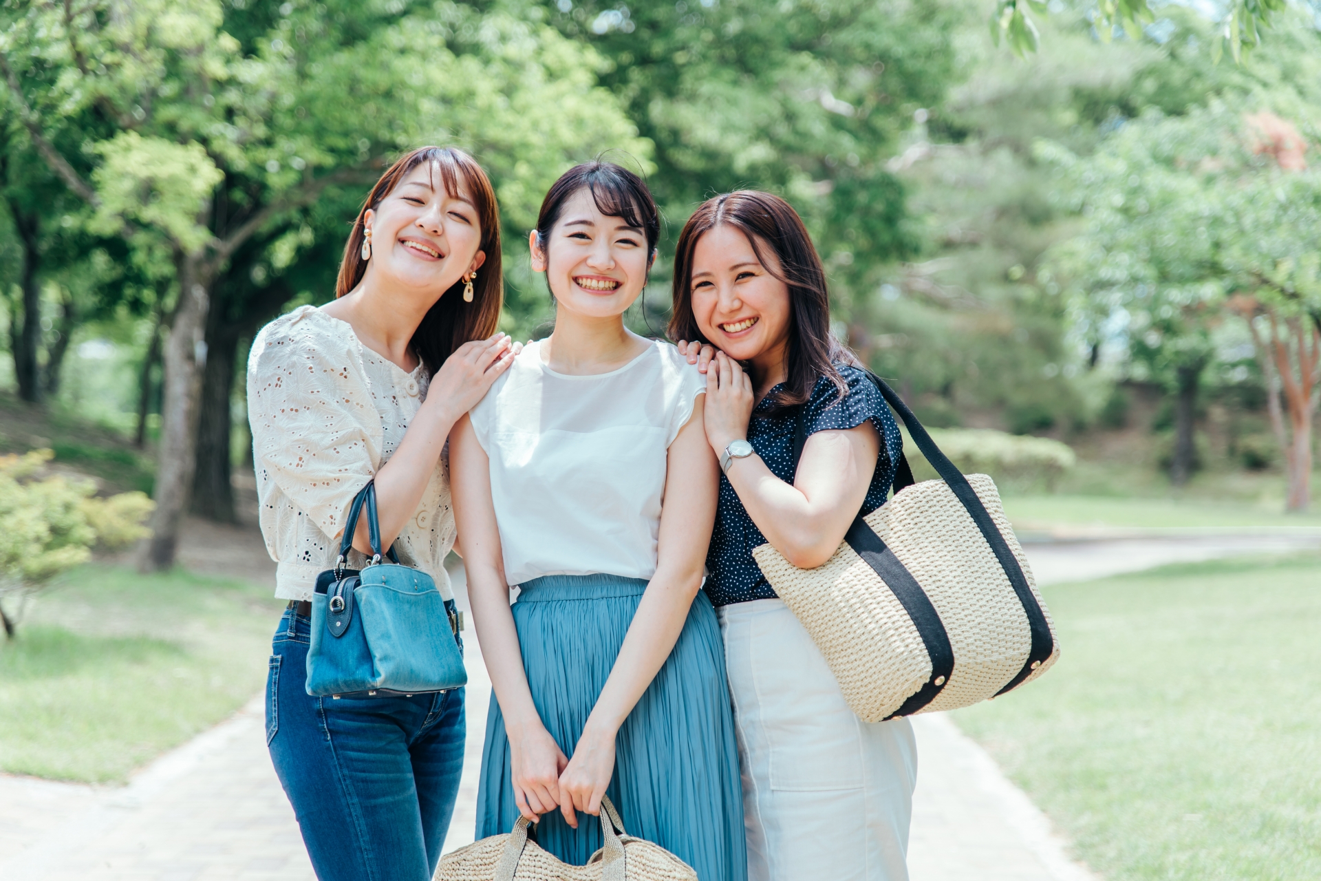 プロのネイリストを目指す女性たちの画像