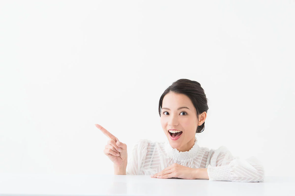 ジェルネイル検定のポイントを教える女性の画像