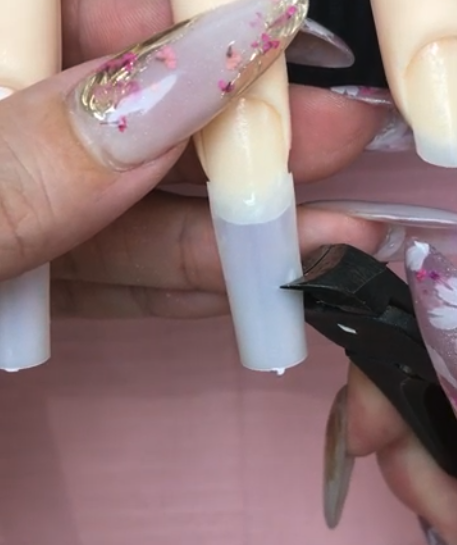 ネイルチップのカットをしている様子