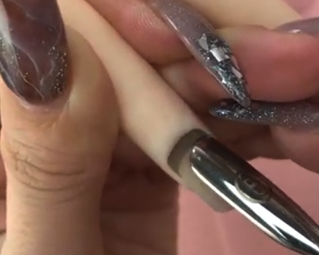 プッシャーで甘皮を処理している様子