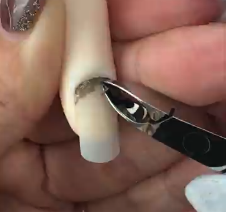 ニッパーで甘皮を除去している様子