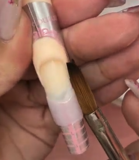 ナチュラルスカルプチュアのアプリケーションを施す様子