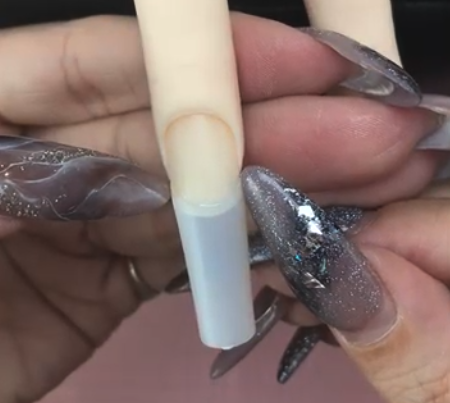 ネイルチップを装着している様子