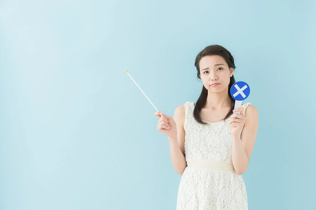 ネイリスト検定1級の採点基準をチェックする女性