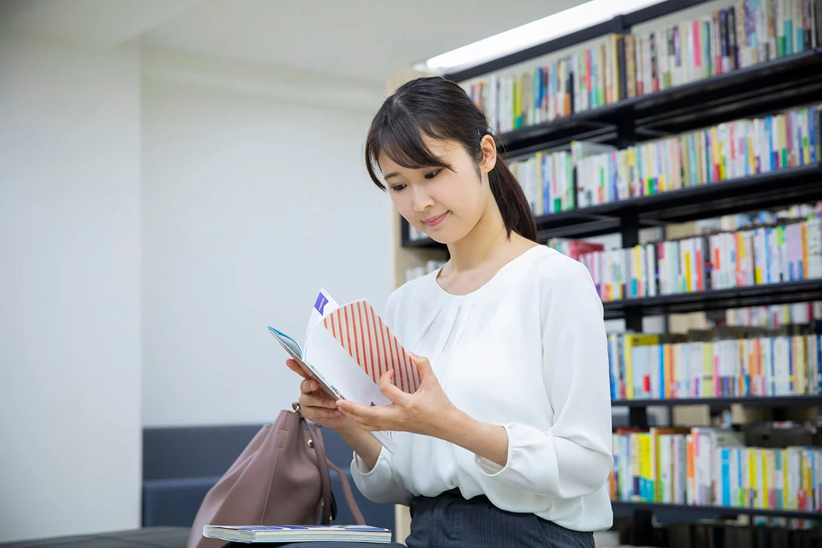 ジェルネイル検定を独学で勉強する女性