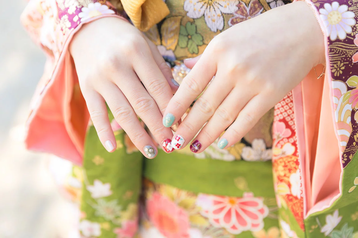 ジェルネイルを施した手元の画像