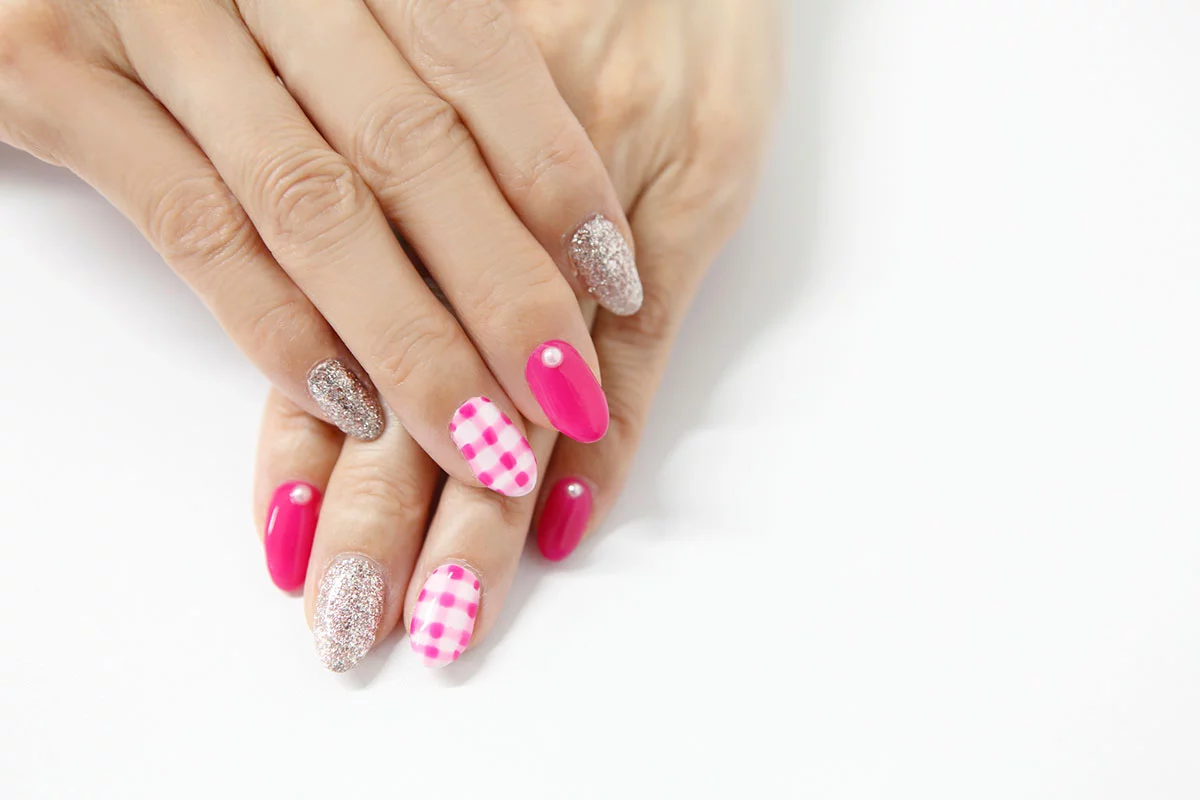 ジェルネイルを施した手元の画像