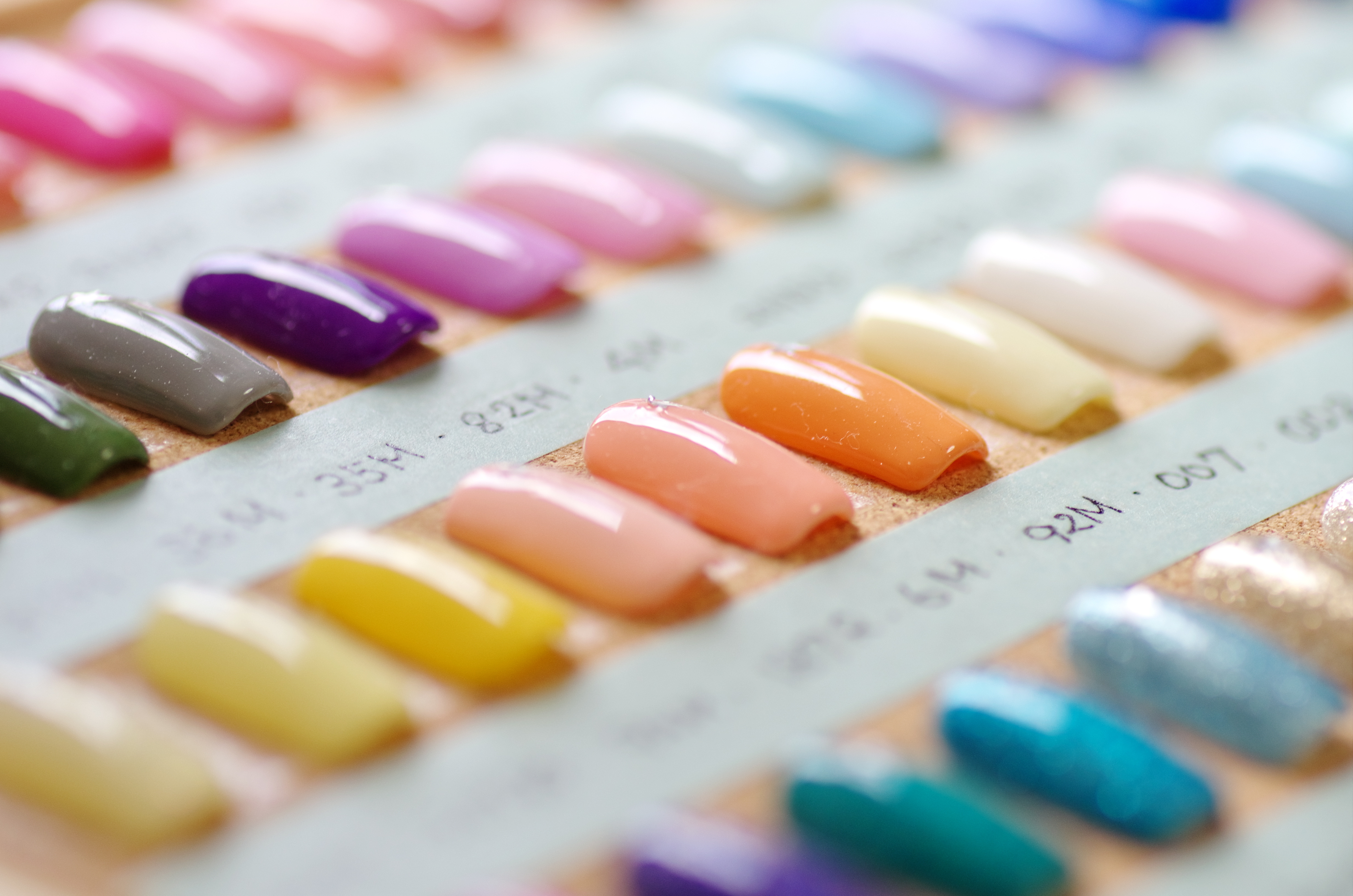 カラフルなネイルチップが並ぶ画像