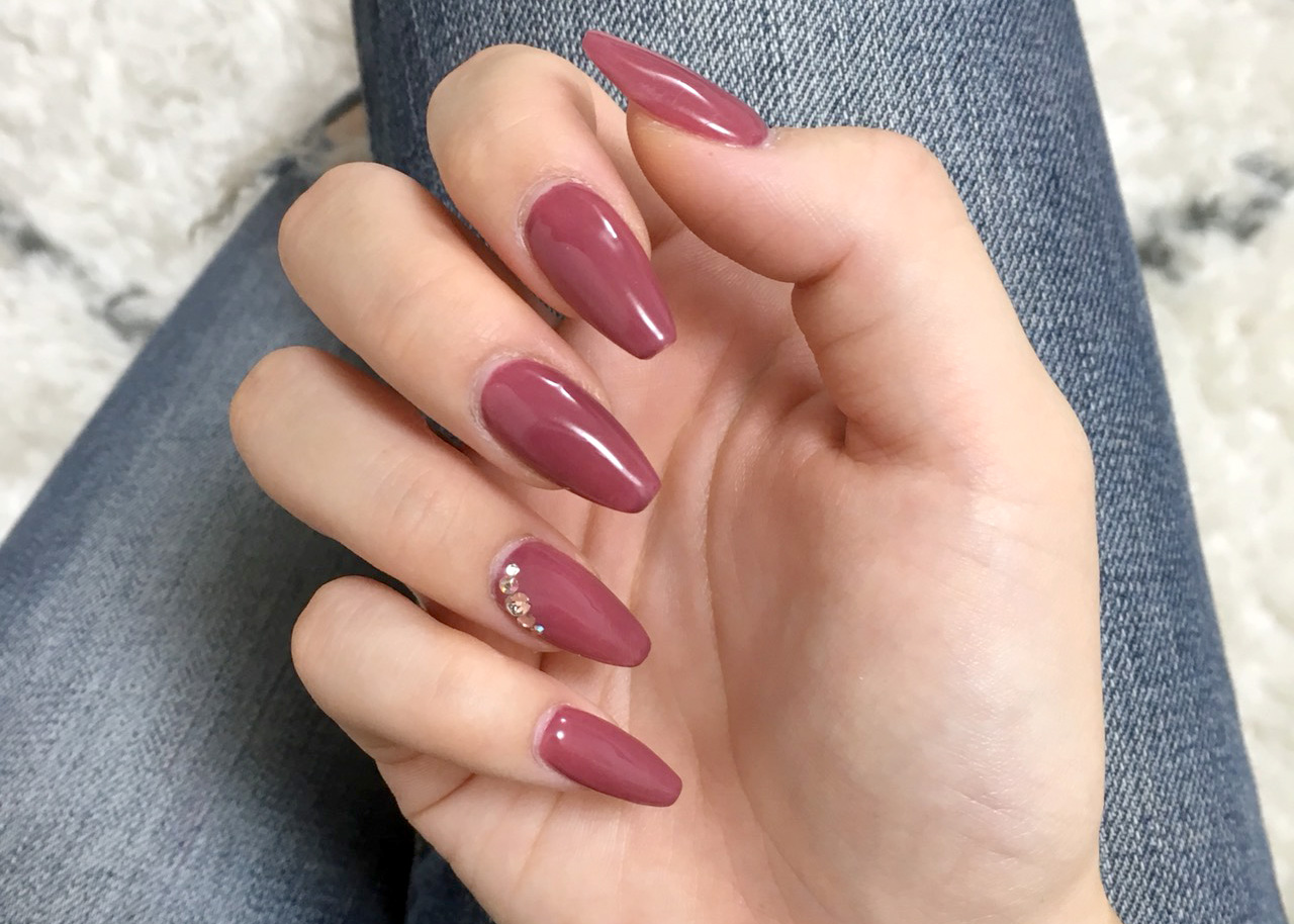 ボルドーのジェルネイルが施された手元の画像