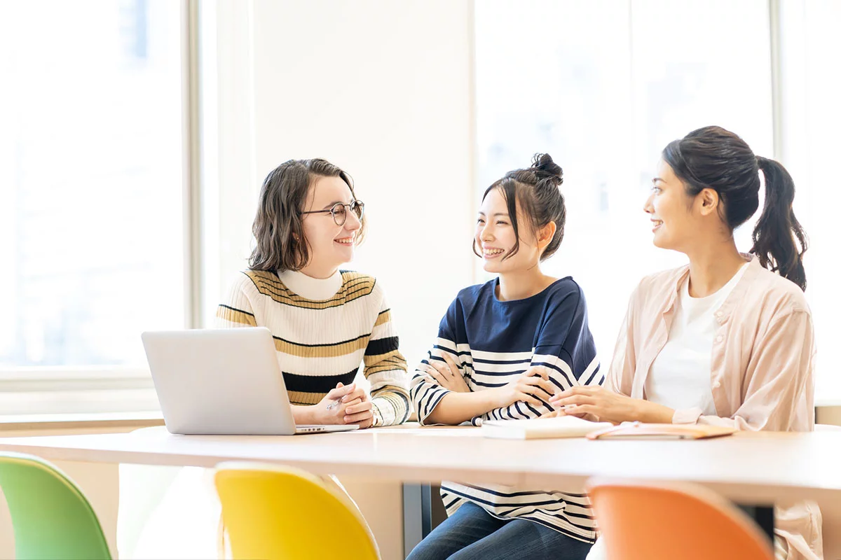 ネイリスト検定2級について学ぶ女性３人の画像