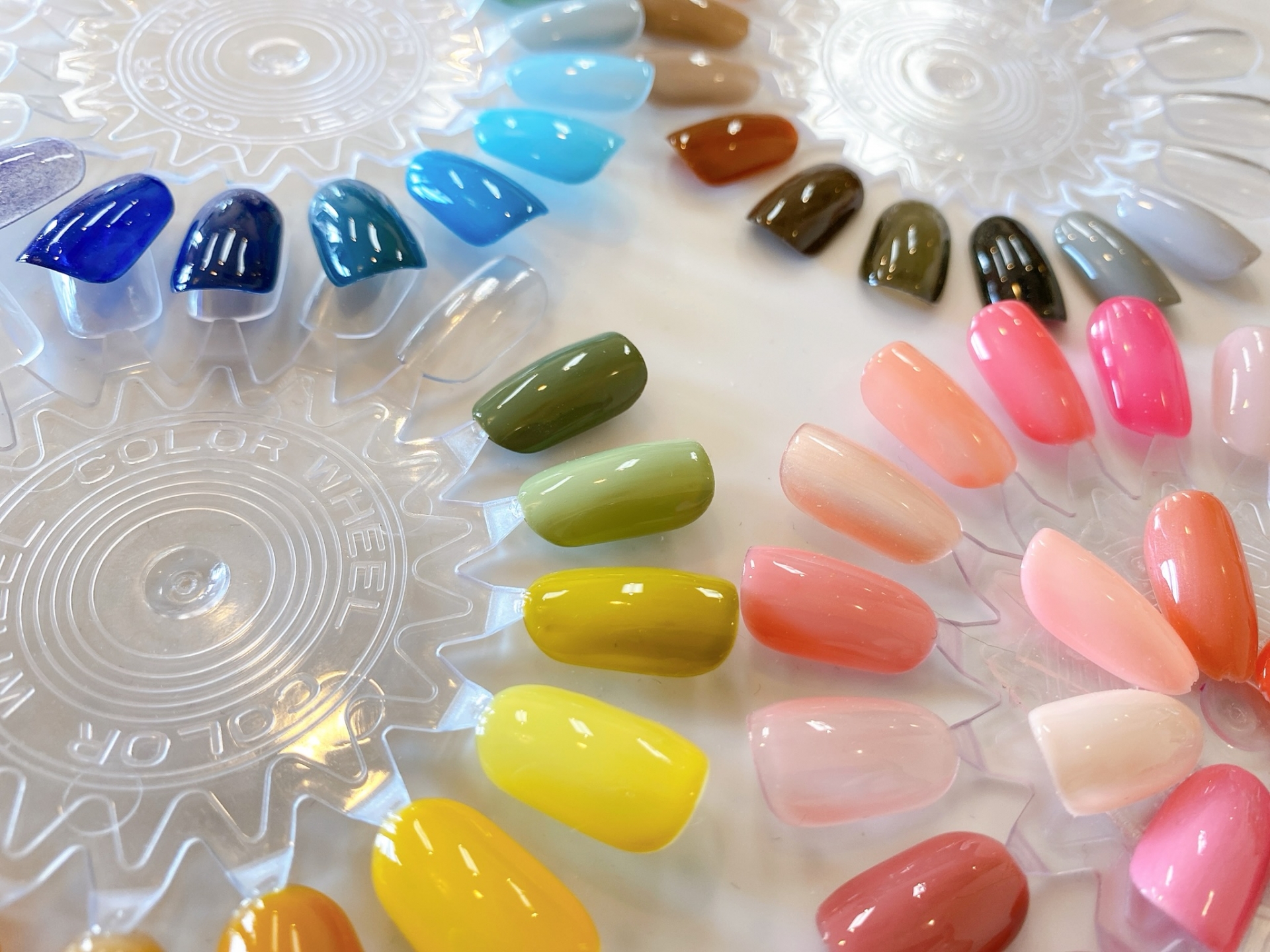 様々な色のジェルネイルチップが並ぶ画像