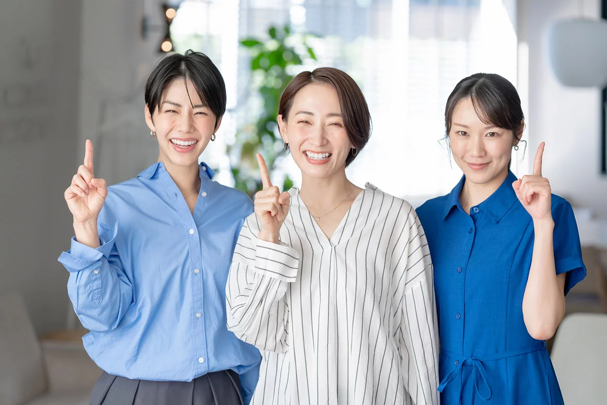 ネイル検定3級のポイントを伝える女性等の画像