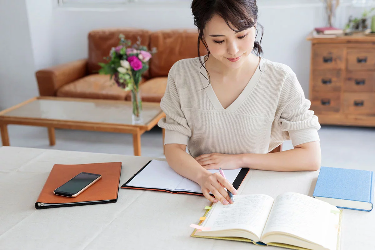ジェルネイル検定を独学で勉強する女性