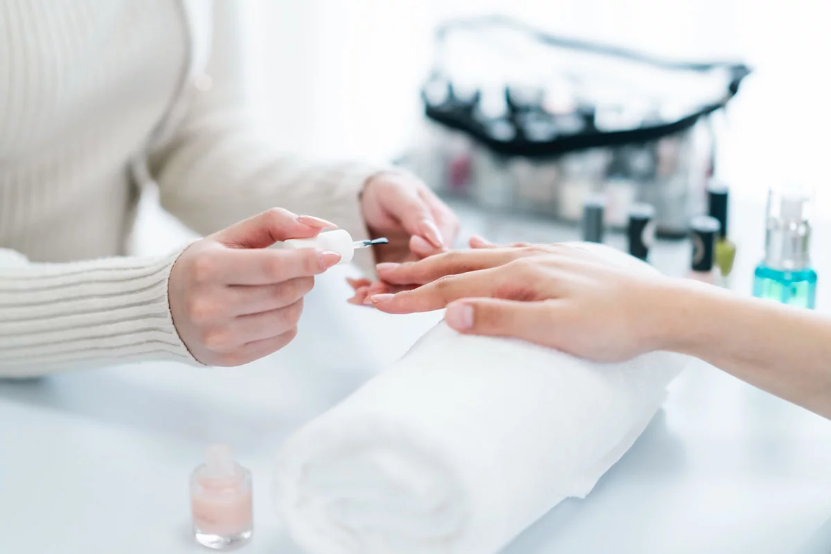 ネイリスト検定の実技練習を行っている様子