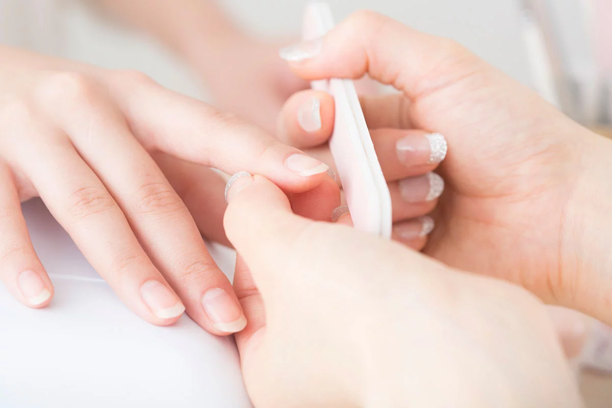 ネイリスト検定1級の練習をする様子