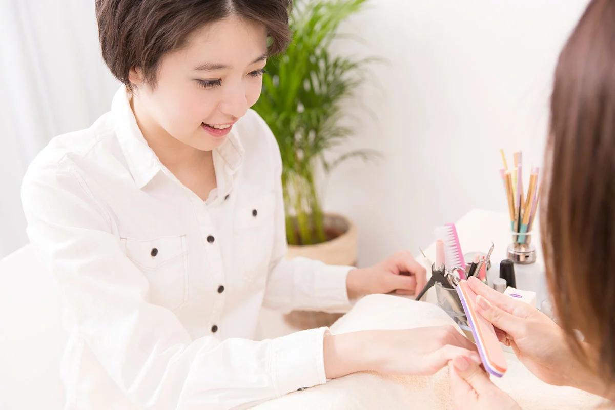 実際のモデルに施術をしている画像