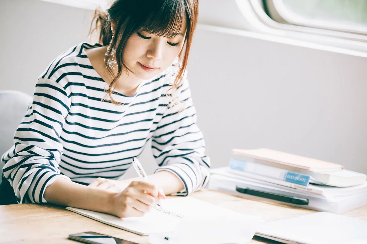 ネイリスト検定3級の勉強をする女性の画像