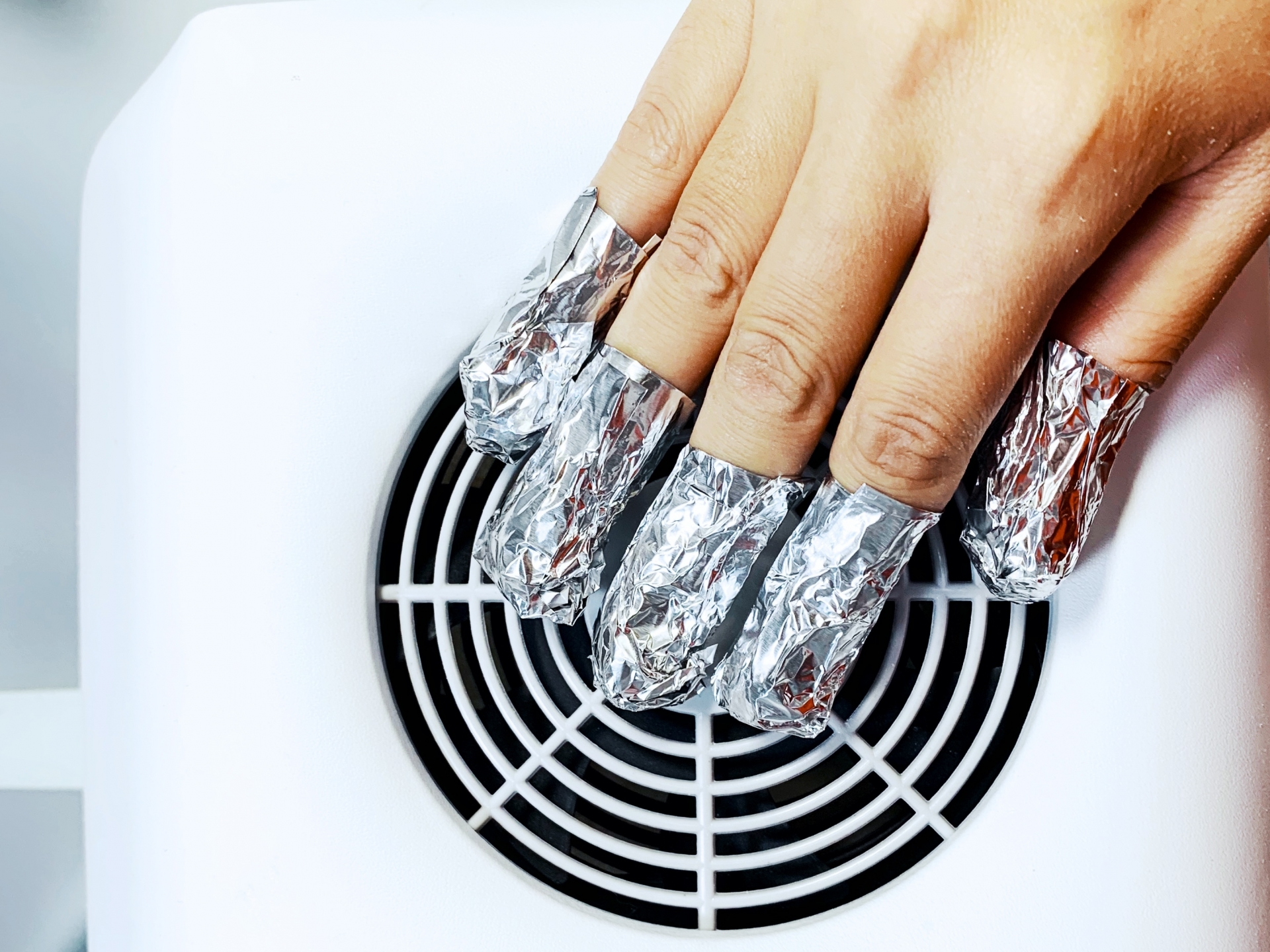 ジェルネイルをオフしている様子